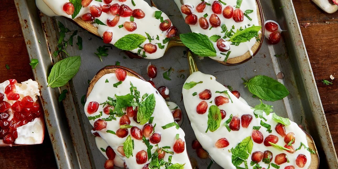 berenjena-al-horno-con-salsa-de-yogur-y-granadas