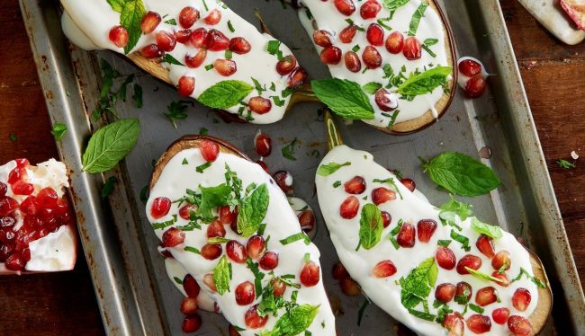 berenjena-al-horno-con-salsa-de-yogur-y-granadas